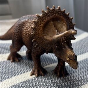 Brown Triceratops Dinosaur Figurine- Schleich D 73527